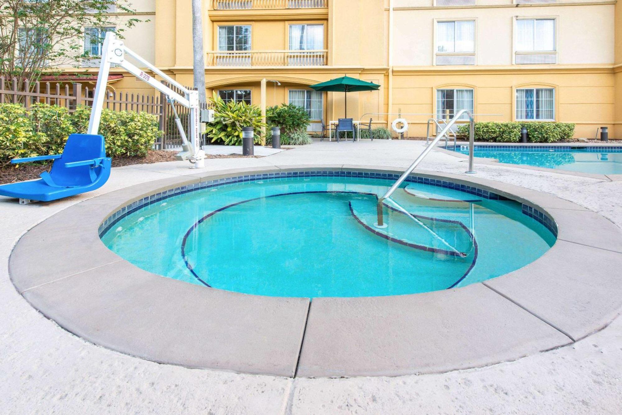 La Quinta By Wyndham Tampa Brandon Regency Park Hotel Exterior photo